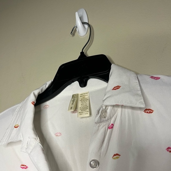 Lips print button down - Picture 3 of 5